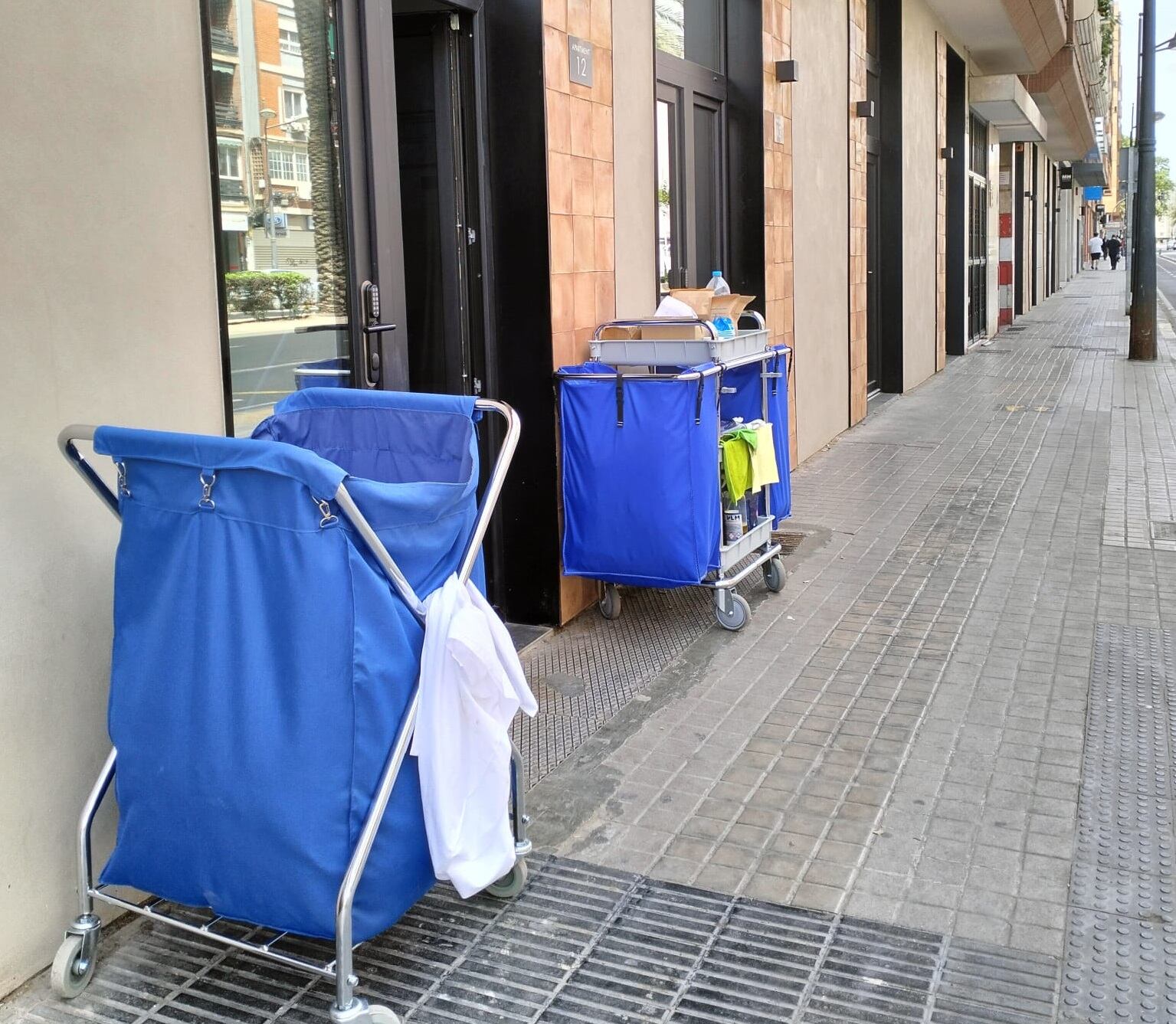 Muestras de incivismo en pisos turísticos del disrito de La Saïdia, en València.