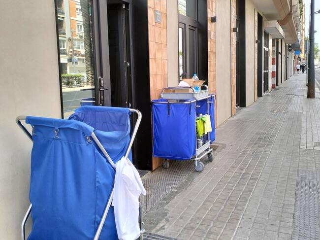 Muestras de incivismo en pisos turísticos del disrito de La Saïdia, en València.