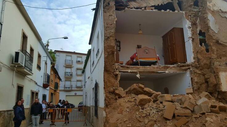 Un muro de una vivienda se derrumba mientras SER Andújar entrevistaba a su propietaria