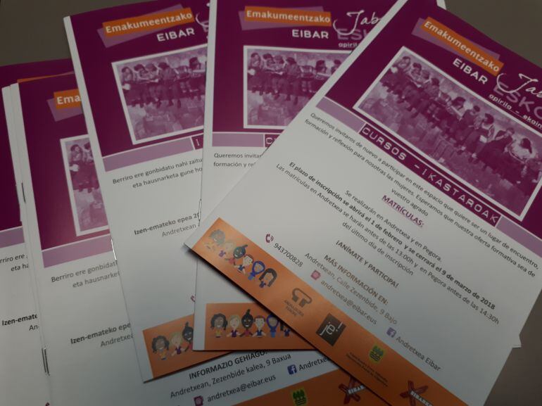 Folletos editados con los cursos de Jabetxe Eskola de Eibar para la próxima primavera