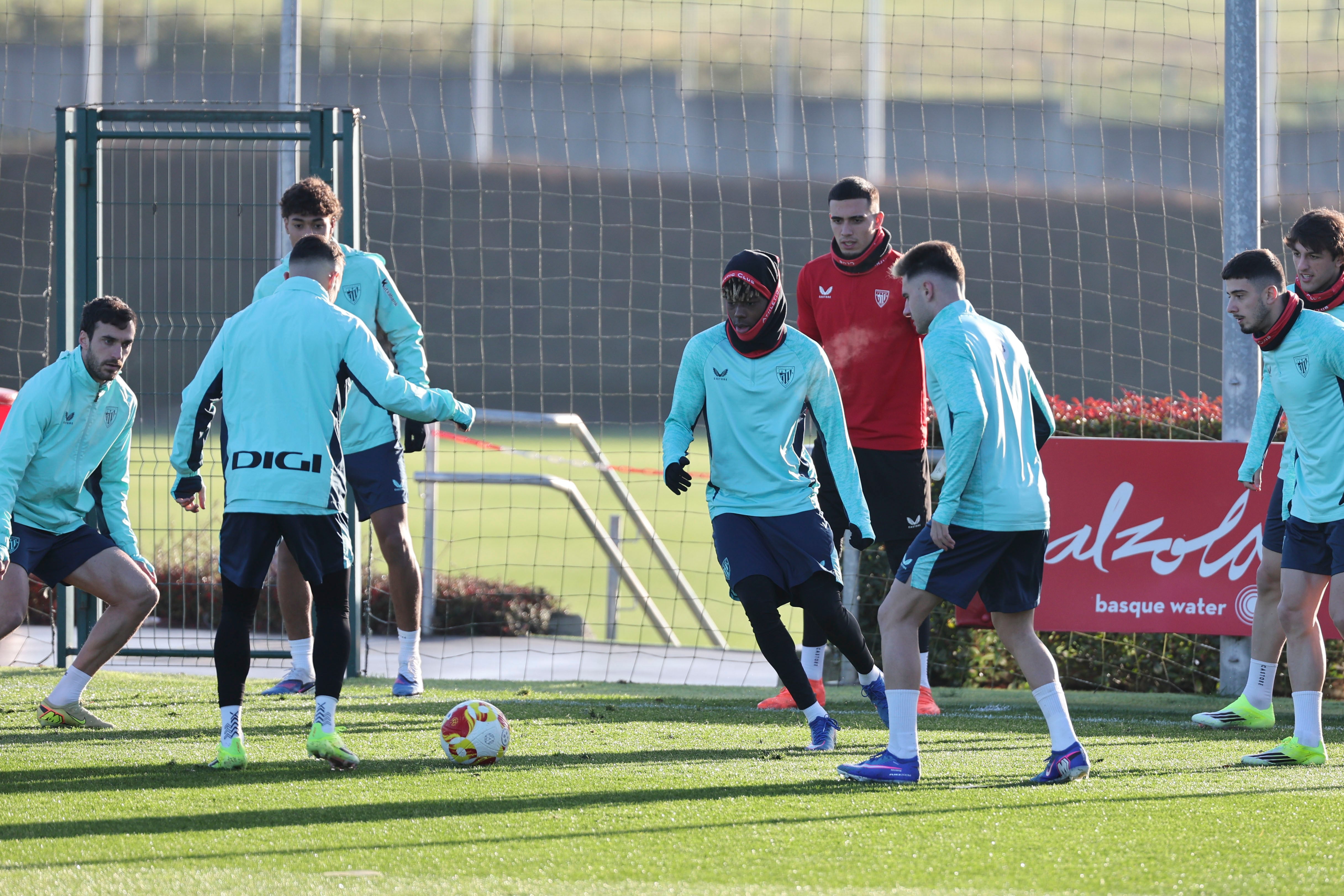 El delantero del Athletic de Bilbao Nico Williams (c), entre otros, prepara la Supercopa de España que disputa en Arabia y en la que se medirá en la primera semifinal el miércoles al Barcelona en el King Abdullah Sports City de Yeda