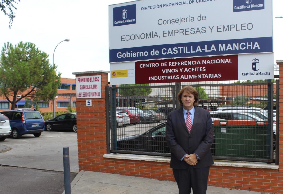 El delegado Agustín Espinosa ante el centro de referencia nacional Vinos y Aceites de Ciudad Real