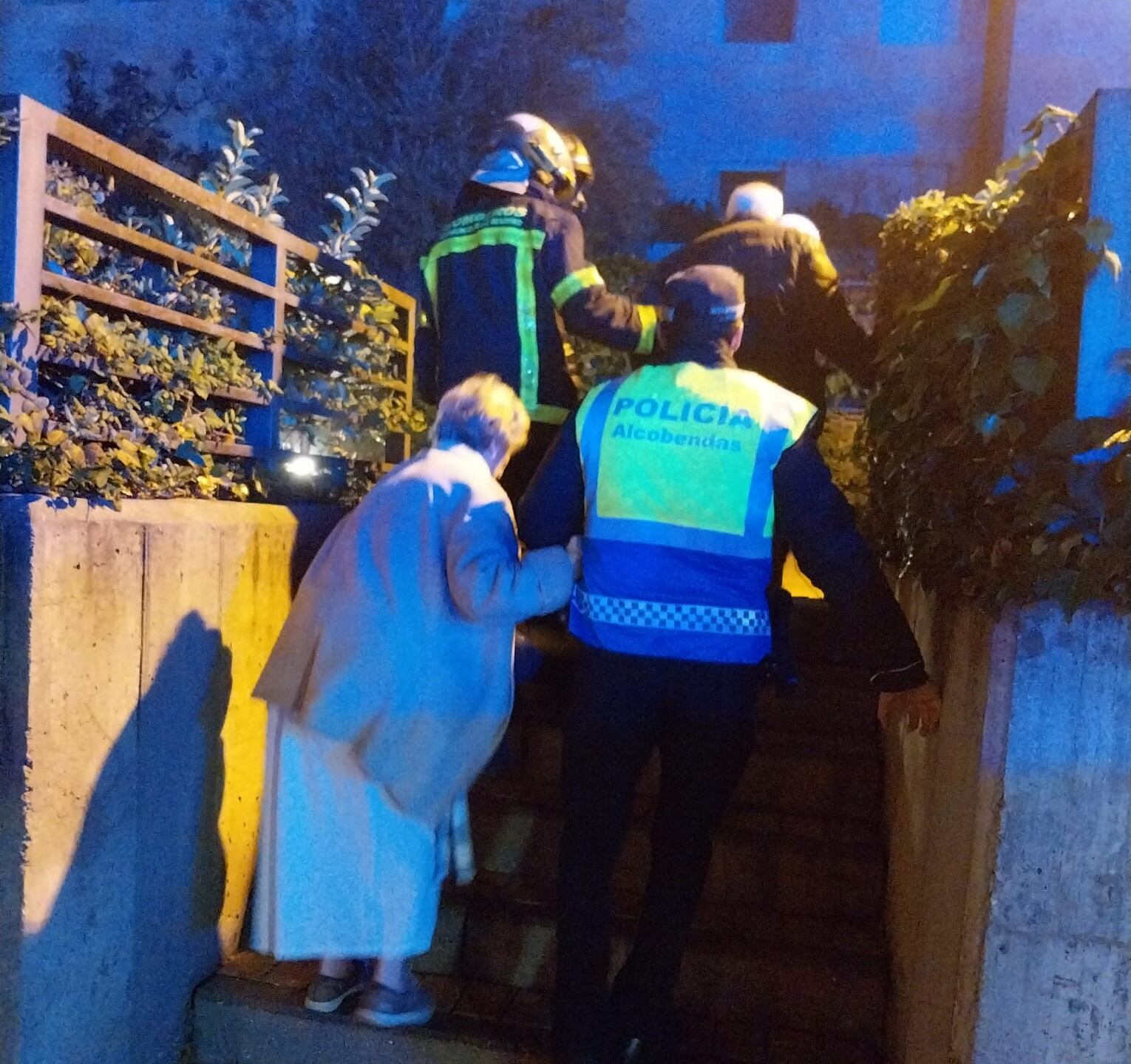 Vecinos de Alcobendas son acompañados hasta sus viviendas tras ser desalojados por un incendio