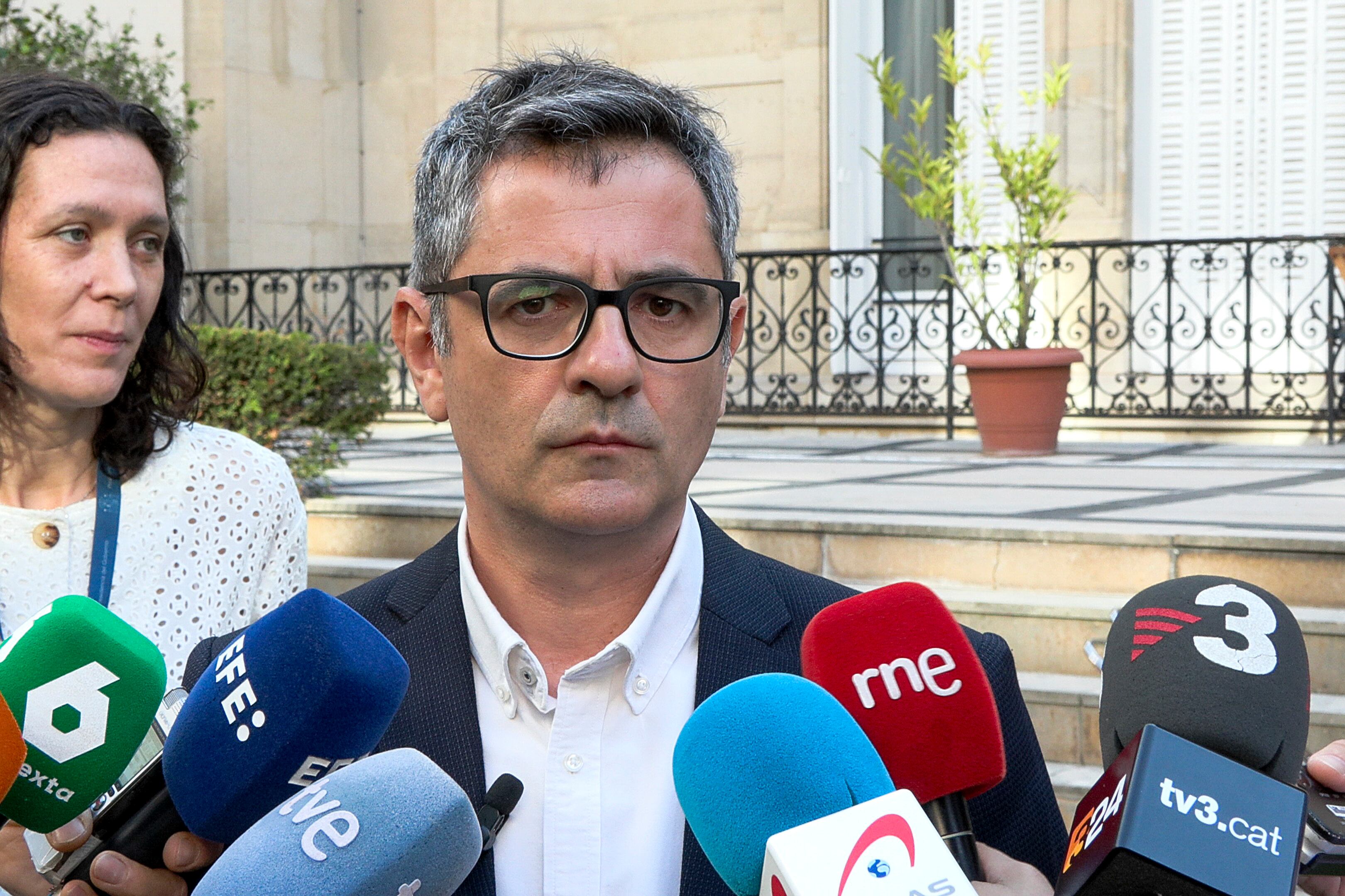 PARÍS, 09/08/2024.- El ministro de Justicia, Félix Bolaños, señaló este viernes que el operativo policial de ayer en torno a la investidura de Salvador Illa y el retorno de Carles Puigdemont era "responsabilidad" de los Mossos, afirmó en unas declaraciones en París. EFE/ Enrique Del Viso