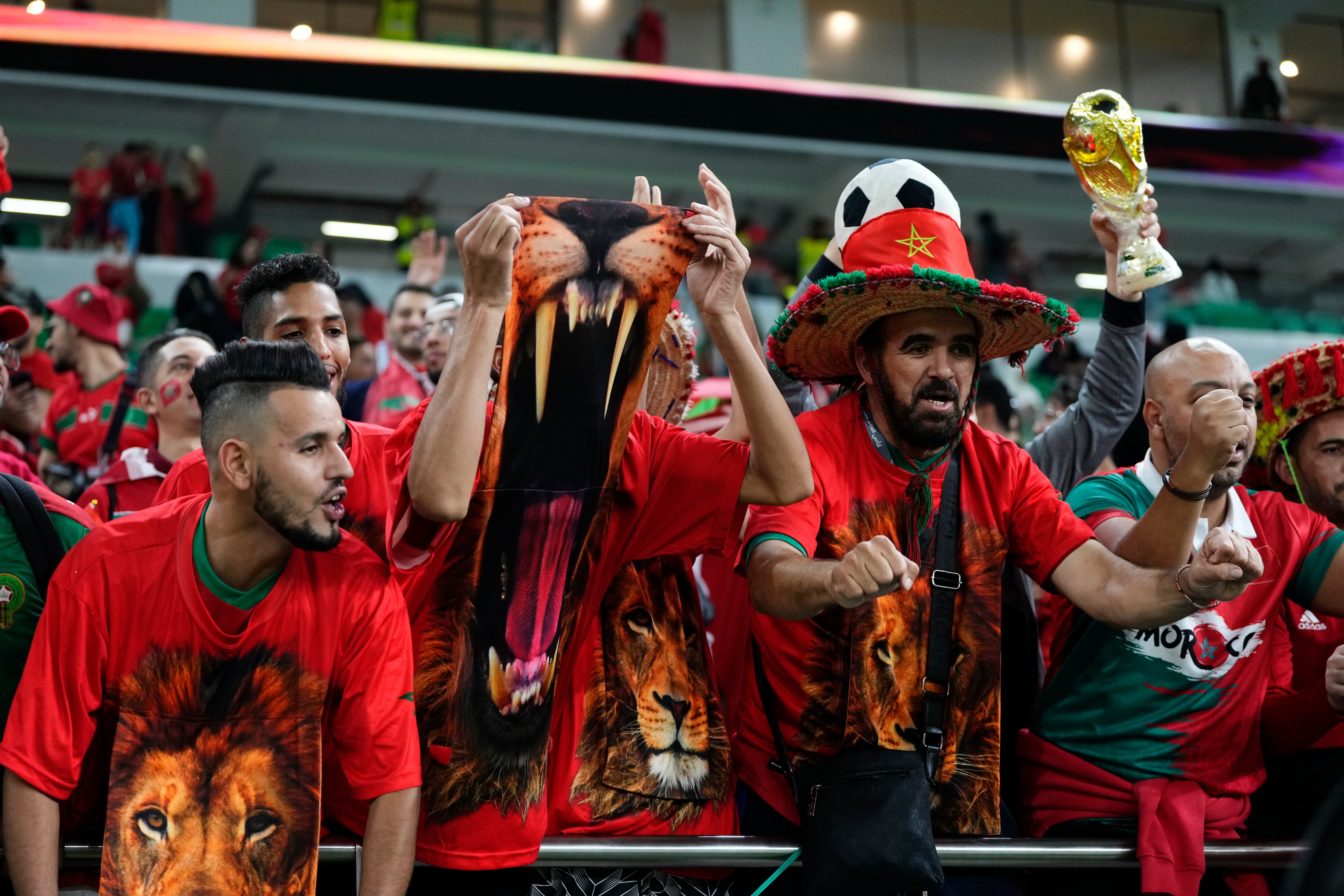 Aficionados marroquíes celebran el pase.