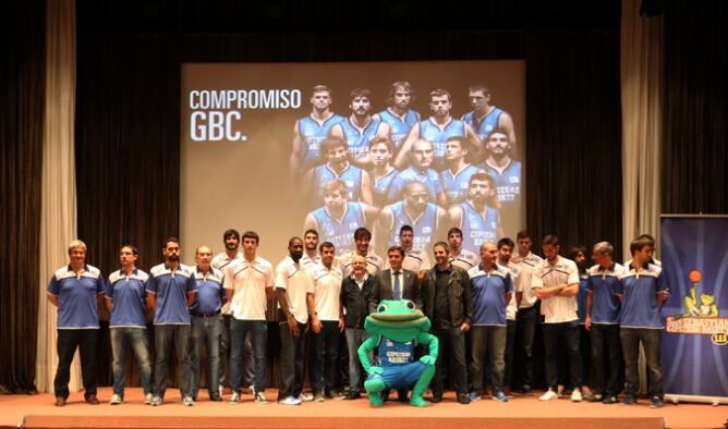 La plantilla y cuerpo técnico del GBC posa junto a las autoridades y la mascota GIPU en la presentación oficial.