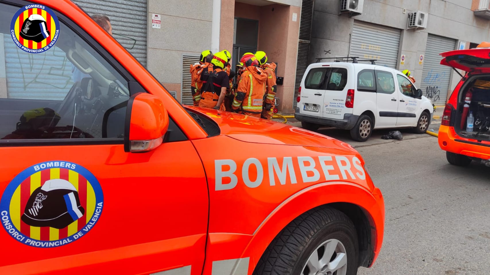 Muere una persona en el incendio de un garaje en Alboraia, que obliga a desalojar todo el edificio