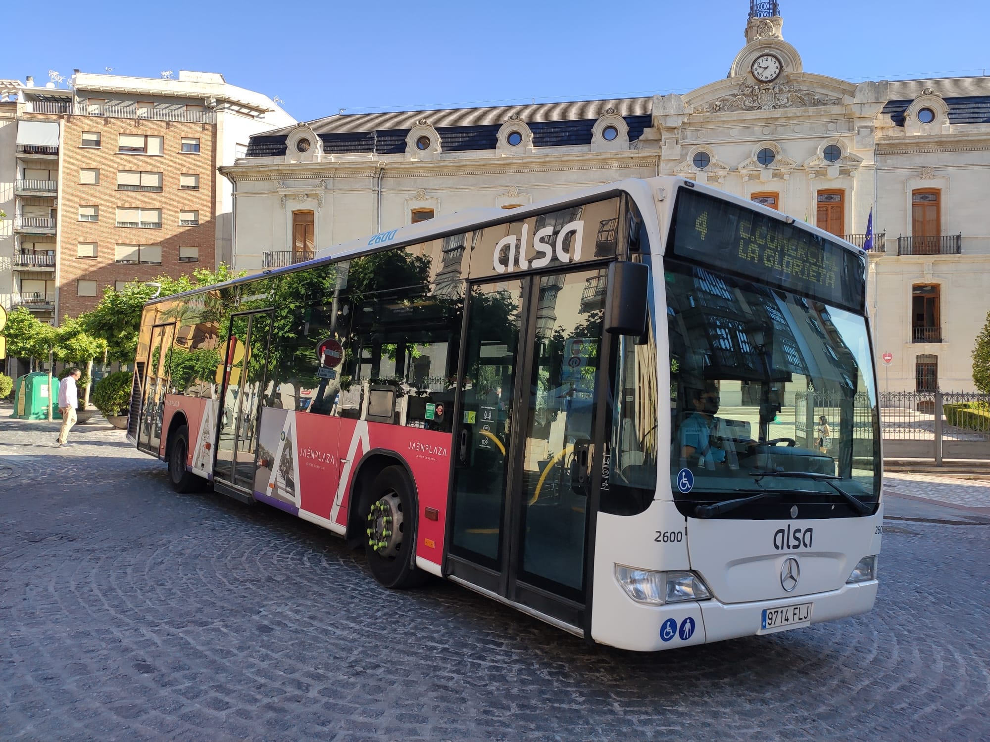 Uno de los autobuses urbanos de Jaén, de la empresa ALSA, atraviesa la Plaza de San Francisco de la capital