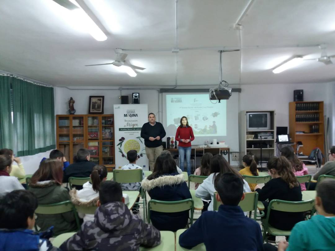 La directora del colegio General Fresneda, Marisé Beltrán, presenta al técnico del C.R.D.O. Sierra Mágina