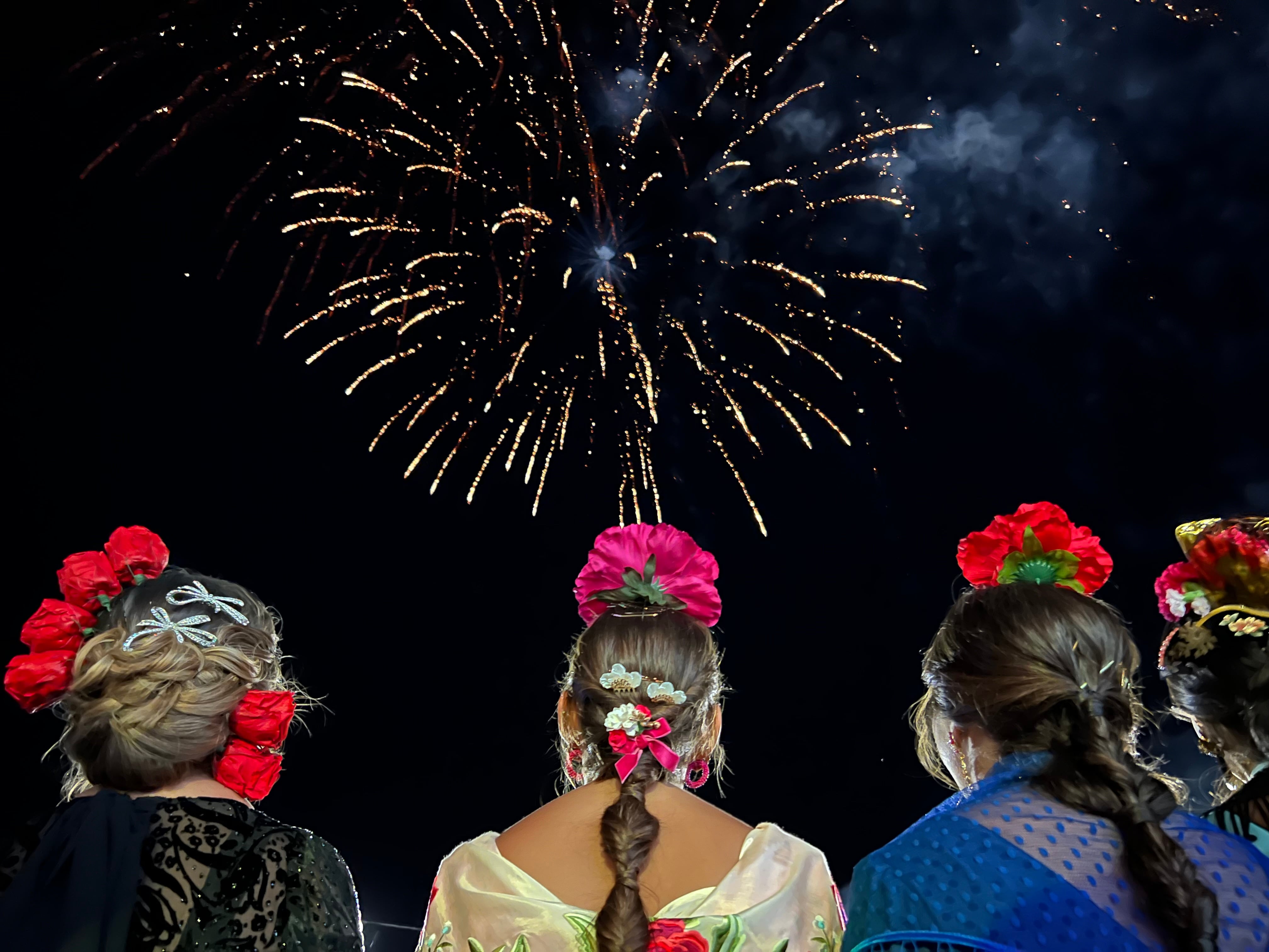 Damas goyescas de Ronda vestidas de flamenca contemplando los fuegos artificiales