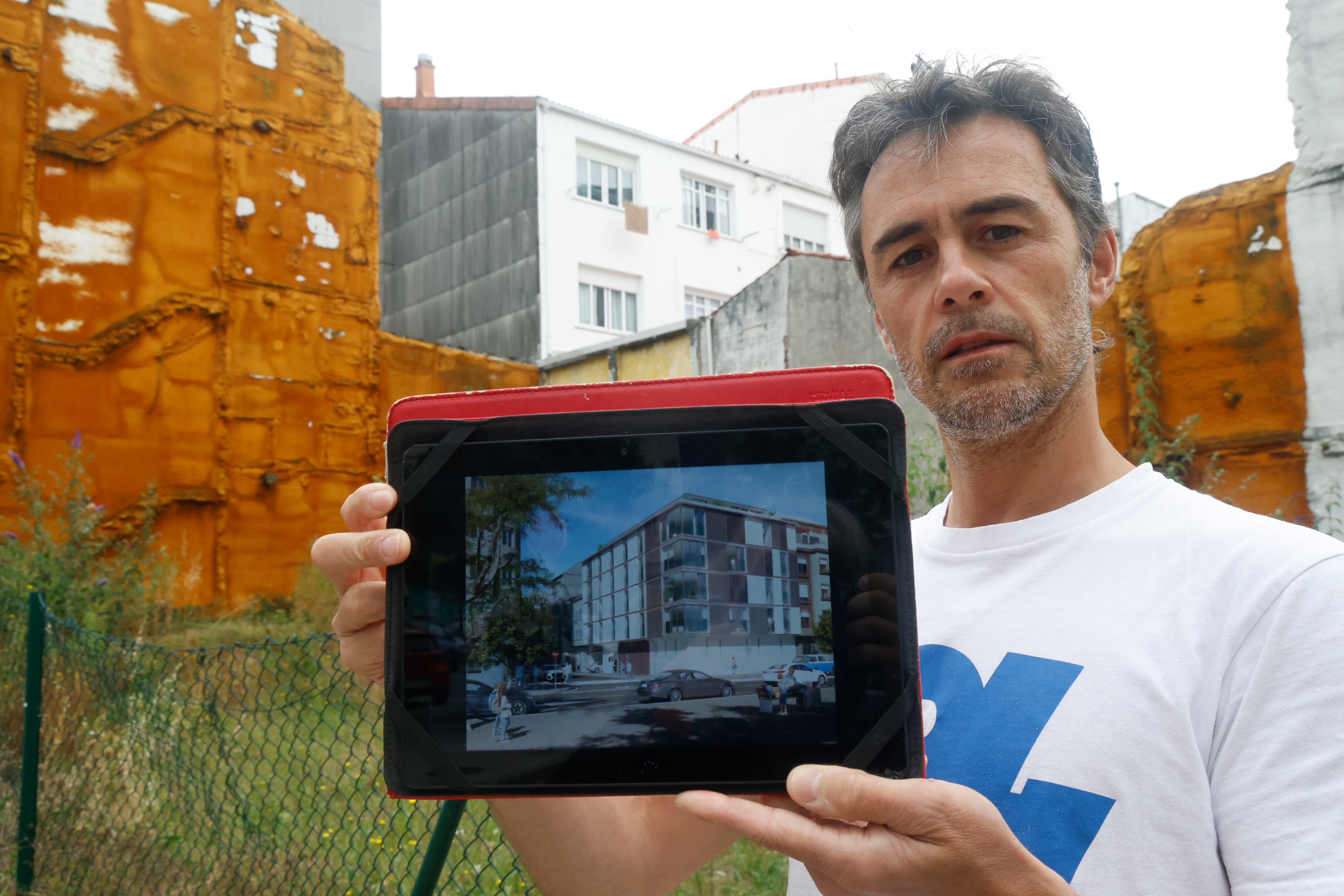 El ferrolano Pablo López Hernández, fotógrafo y delineante de formación, innova en el ámbito de la visualización 3D con su iniciativa emprendedora PLH Visual, con la que busca dar una imagen más atractiva de proyectos inmobiliarios o de arquitectura frente a los planos tradicionales (foto: Kiko Delgado / EFE)