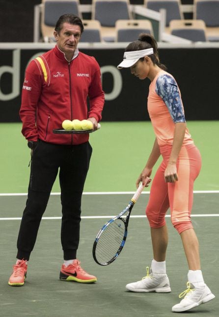 La tenista española Garbiñe Muguruza y su entrenador Sam Sumyk durante una sesión de entrenamientos en Ostrava, República Checa.