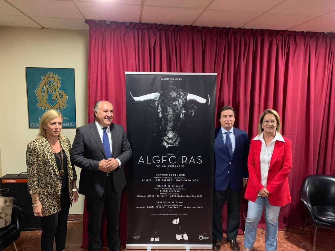 El alcalde de Algeciras y el empresario de Las Palomas, junto a la subdelegada de la Junta en el Campo de Gibraltar y la concejal de festejos del ayuntamiento de Algeciras