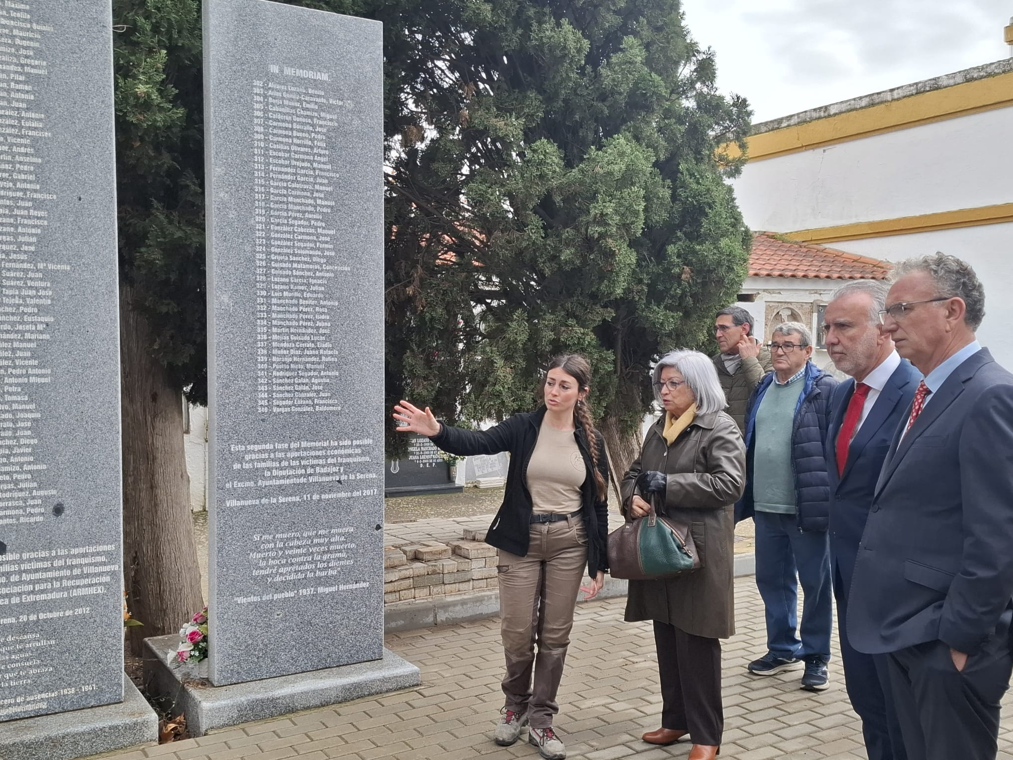 El ministro de Política Territorial y Memoria Democrática, Ángel Víctor Torres, visita el cementerio de Villanueva de la Serena