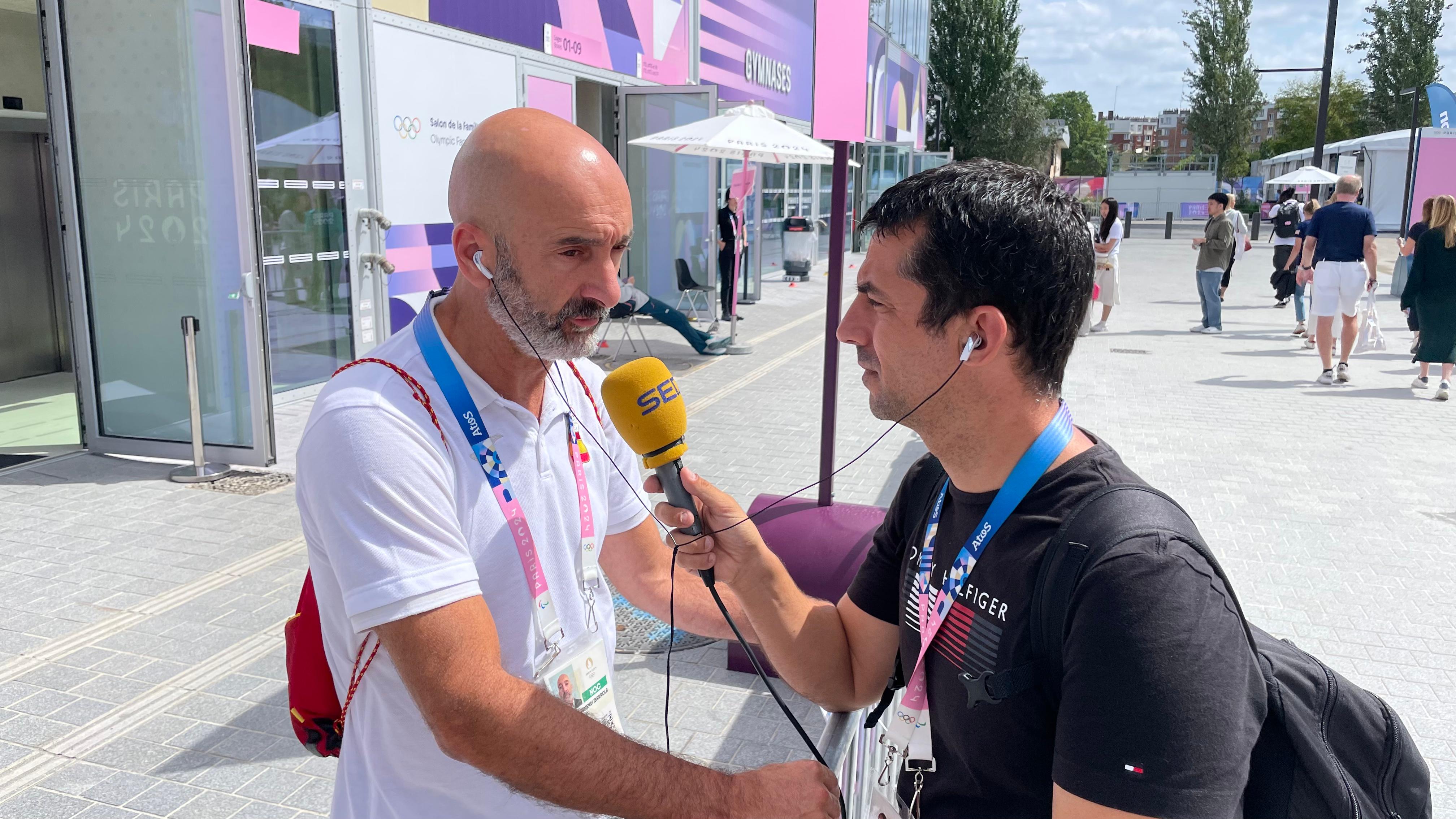 Andoni Azurmendi, presidente de la Federación Española de Badminton, al micrófono de Pedro Fullana