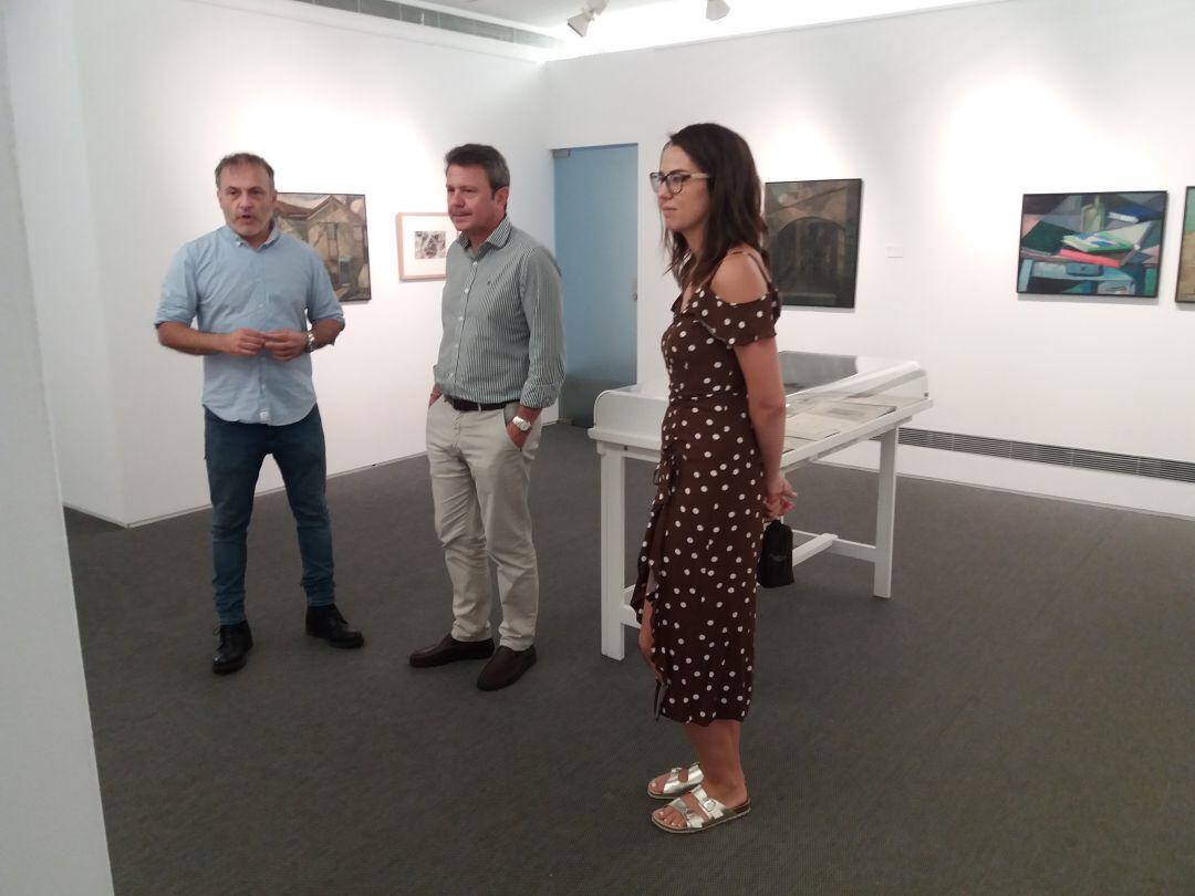 Iñaki Gracenea, comisario de la exposición, José Antonio Santano, alcalde de Irun, y Juncal Eizaguirre, delegada de Cultura, en la presentación de la exposición &quot;José Gracenea-Pintura&quot;. 