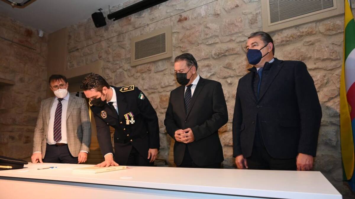 José Pereira toma posesión como Intendente, cargo de más rango de la Policía Local de Linares