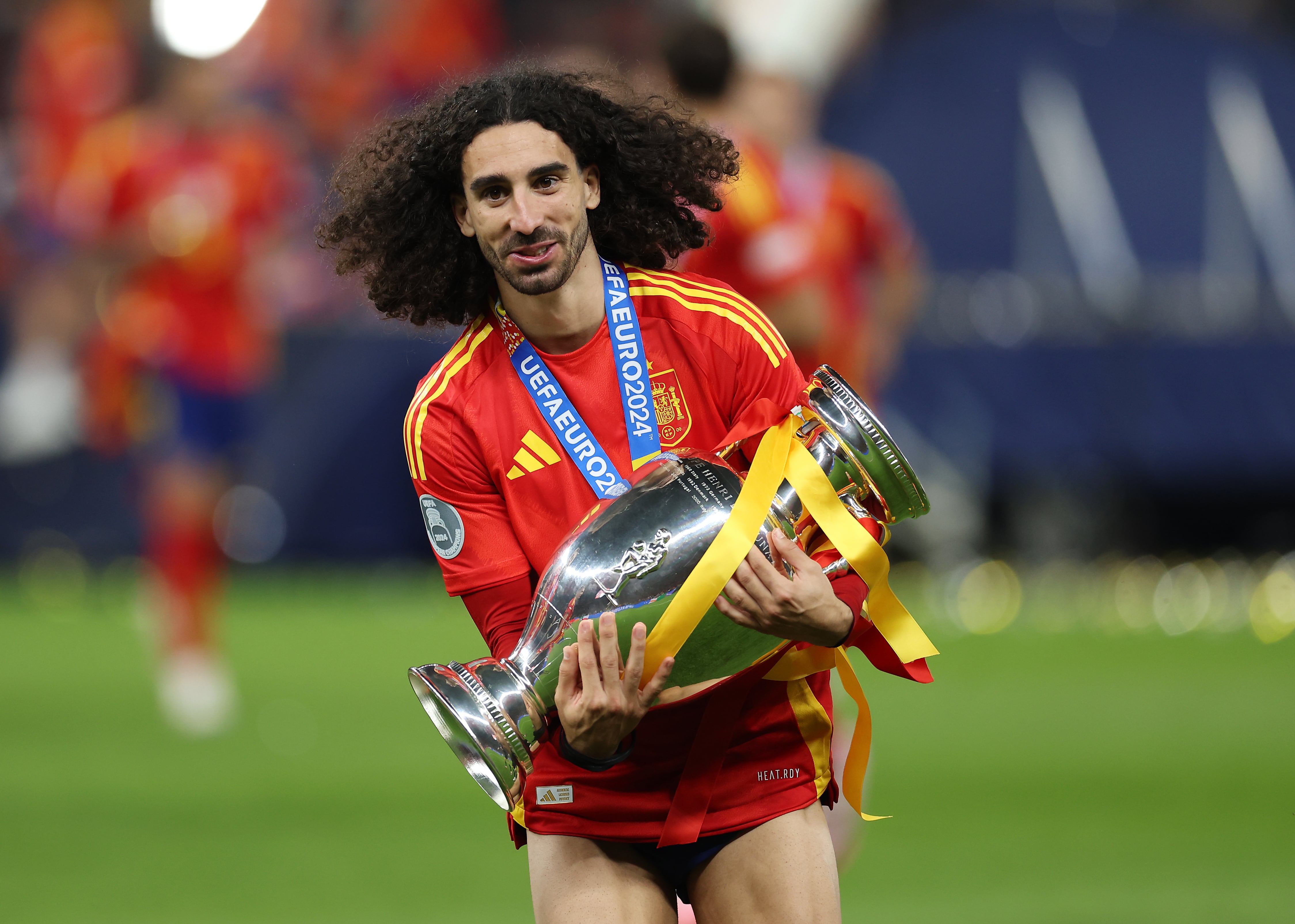 Marc Cucurella con la Eurocopa.