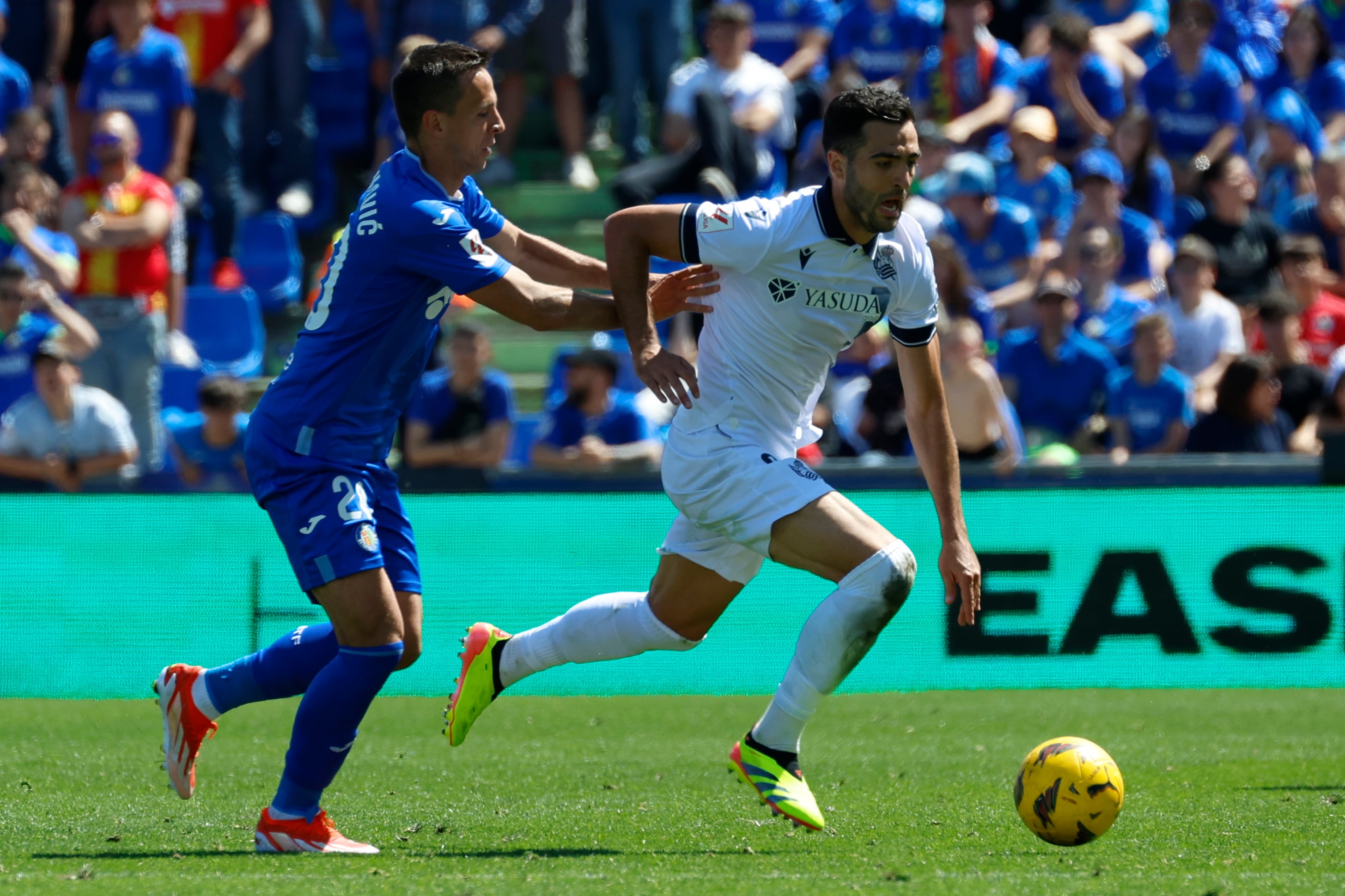 GETAFE (MADRID), 21/04/2024.- El centrocampista serbio del Getafe Nemanja Maksimovic (i) disputa un balón ante el centrocampista español de la Real Sociedad Mikel Merino (d) durante el partido de la jornada 32 que enfrenta al Getafe FC y a la Real Sociedad, este domingo, en Getafe (Madrid). EFE/Zipi
