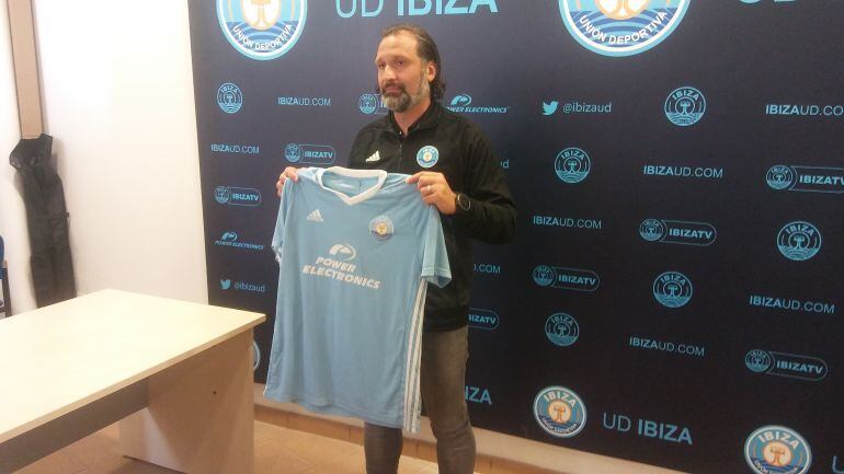 Rufete posando con la camiseta de la UD Ibiza