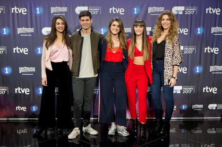 Los finalistas del concurso televisivo Operación Triunfo, Ana Guerra (i), Alfred Garcia (2i), Aitana Ocaña (2d) y Miriam Rodriguez (d) y la ganadora, Amaia Romero (c)