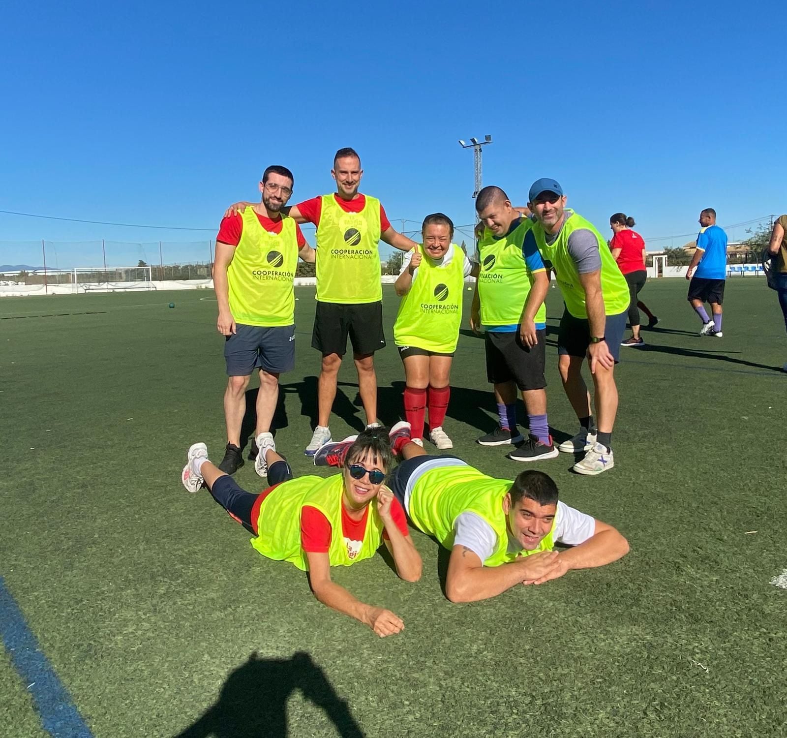 Equipo de trabajadores y trabajadoras en la semana del Voluntariado de Coca-Cola Europacific Partners (CCEP)