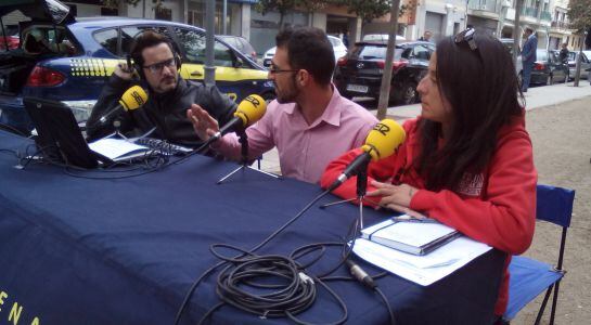 El conductor del programa Hora Camp de Tarragona, Jordi Cartañá, parlant amb els organitzadors de l'acte.