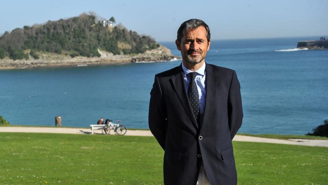 Nacho Nuñez posa en el Palacio Miramar con la bahía de la Concha de fondo