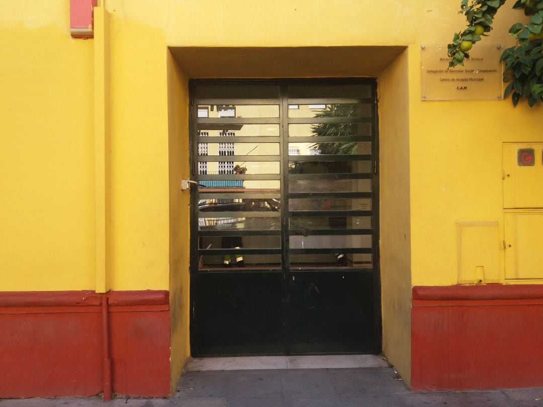 Entrada principal del Centro de Acogida Municipal de la calle Perafán de Rivera