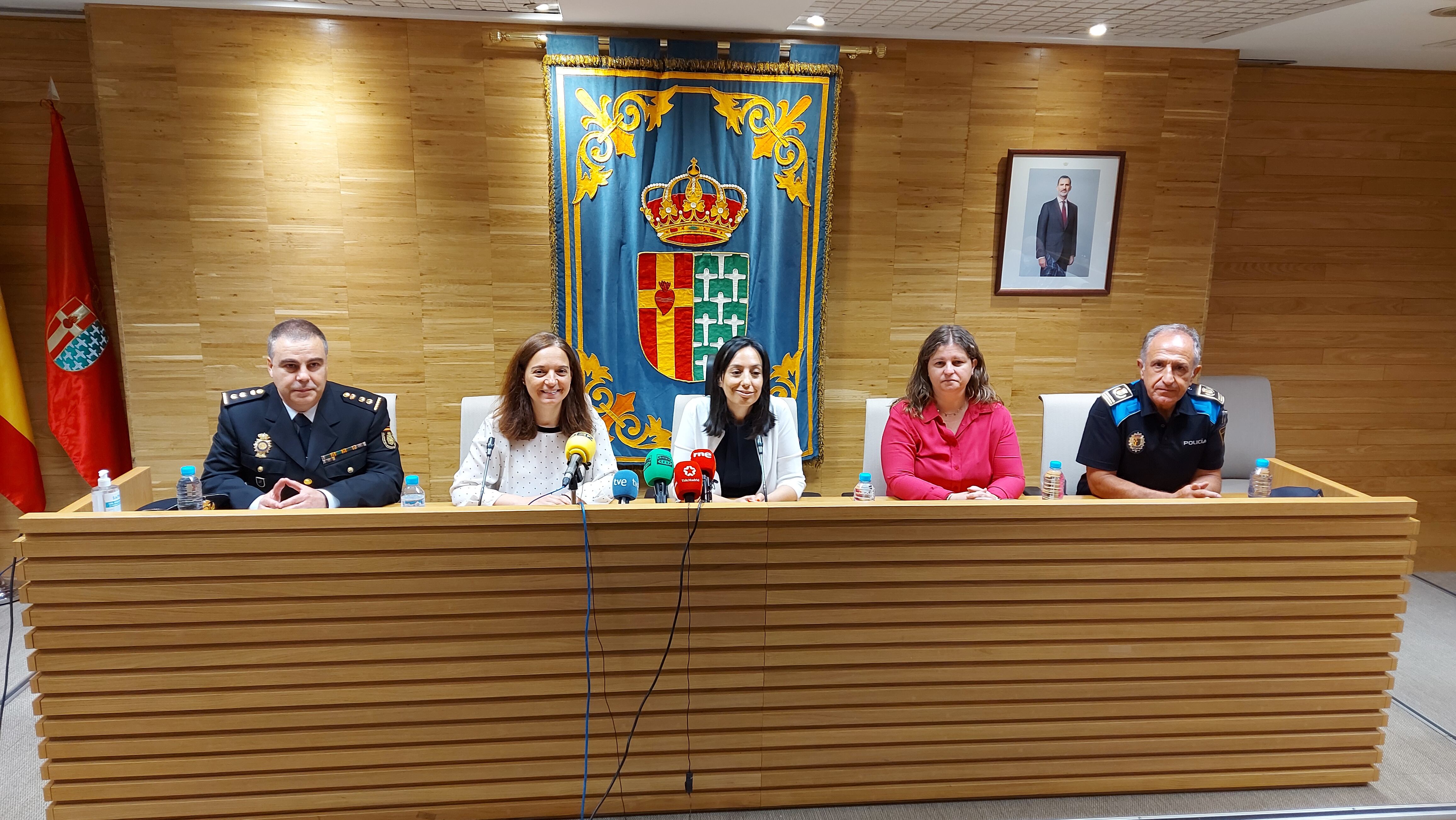 La delegada del Gobierno en Madrid, Mercedes González, junto a la alcaldesa de Getafe Sara Hernández