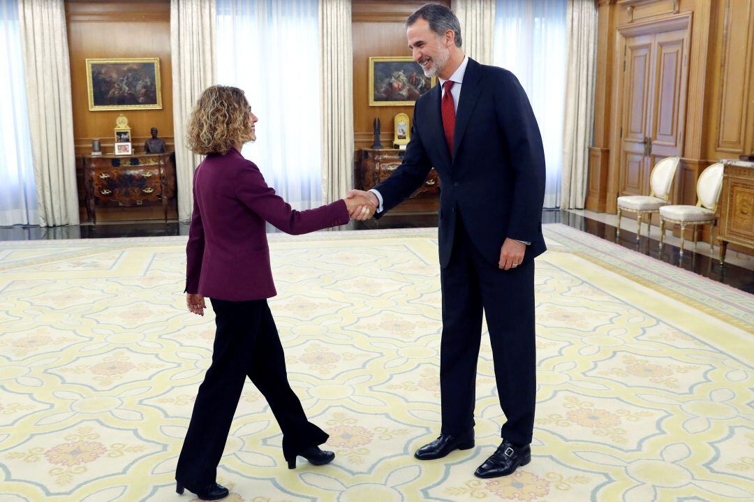 Saludo entre el rey y la presidenta del Congreso.