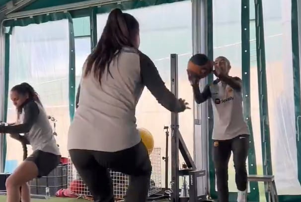 Las jugadoras del FC Barcelona femenino entrenan en el gimnasio