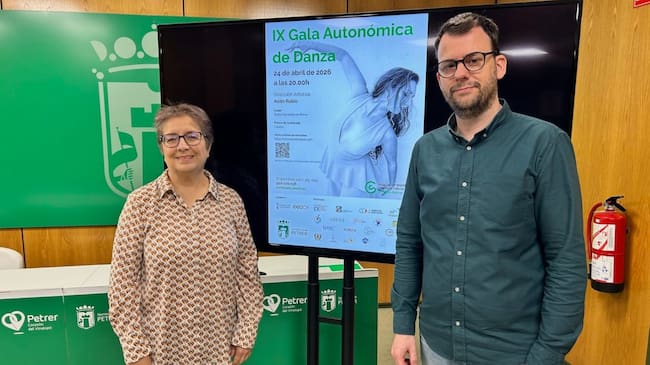 Ana Juan, presidenta de la Junta Local AECC Elda - Petrer, junto a Fernando Portillo, edil de Cultura de Petrer