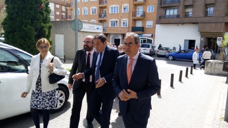 El consejero de Sanidad, segundo por la derecha, en una de sus visitas al hospital Santos Reyes, acompañado por la alcaldesa de Aranda, el concejal y procurador popular Máximo López y el delegado territorial de la Junta en Burgos