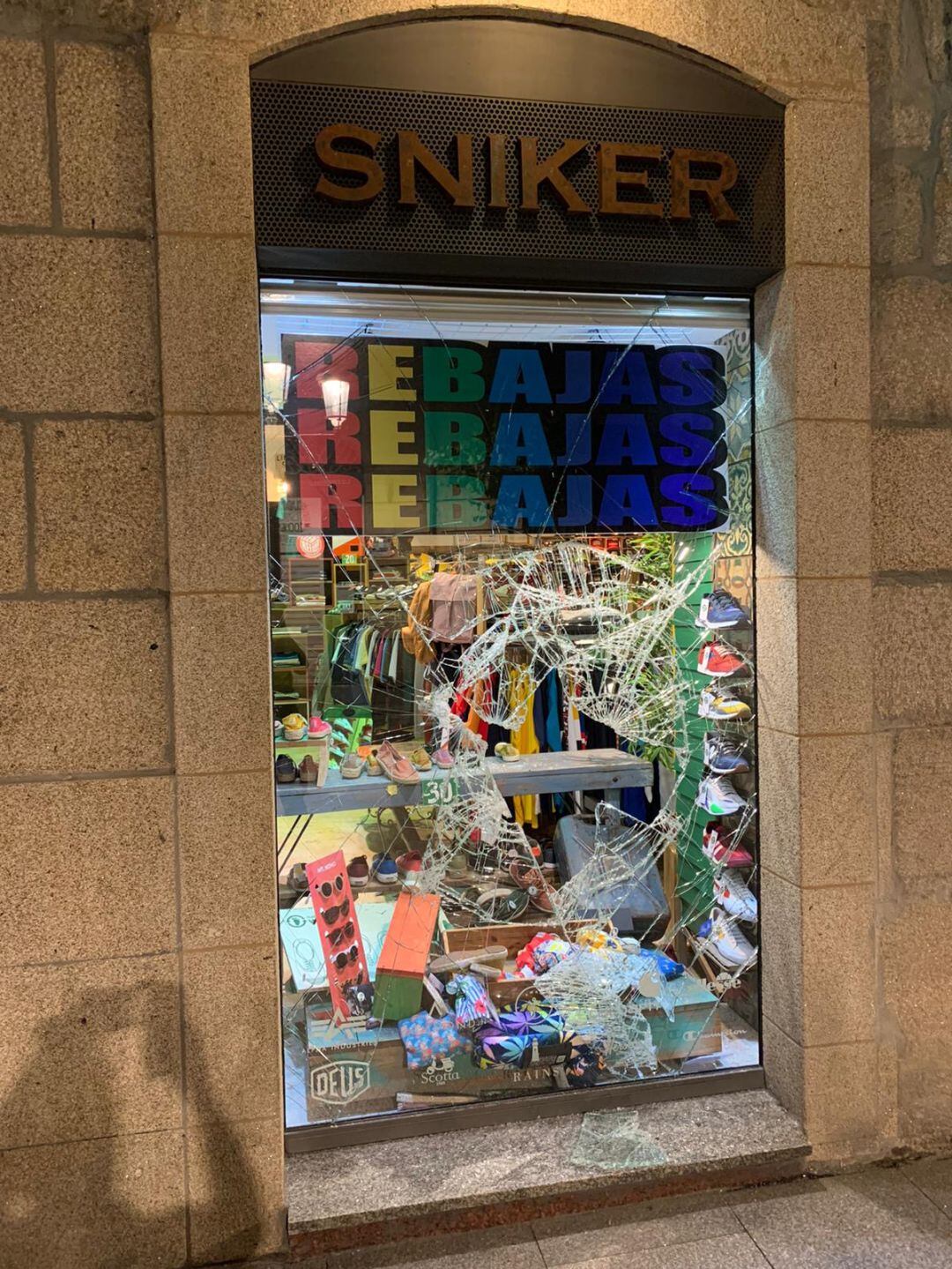 El escaparate de &#039;Sniker&#039; destrozado tras el robo