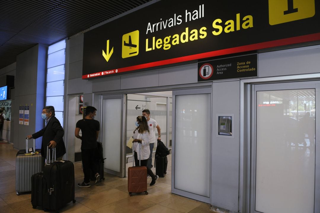 Pasajeros procedentes de un vuelo con origen Gran Bretaña llegan a la terminal T1 del Aeropuerto Adolfo Suárez Madrid-Barajas