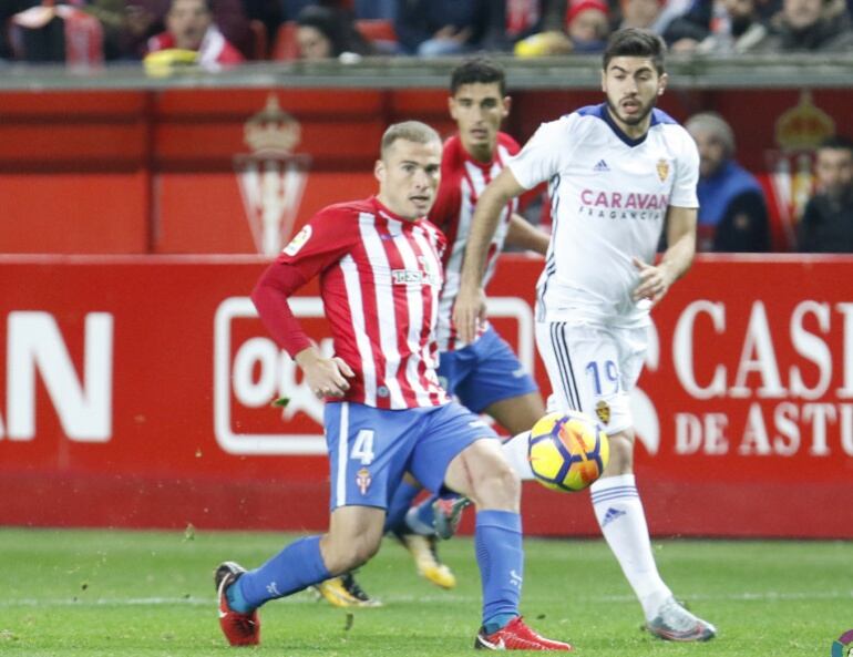 Bergantiños controla el balón ante la marca de Papunashvili en el partido de la primera vuleta