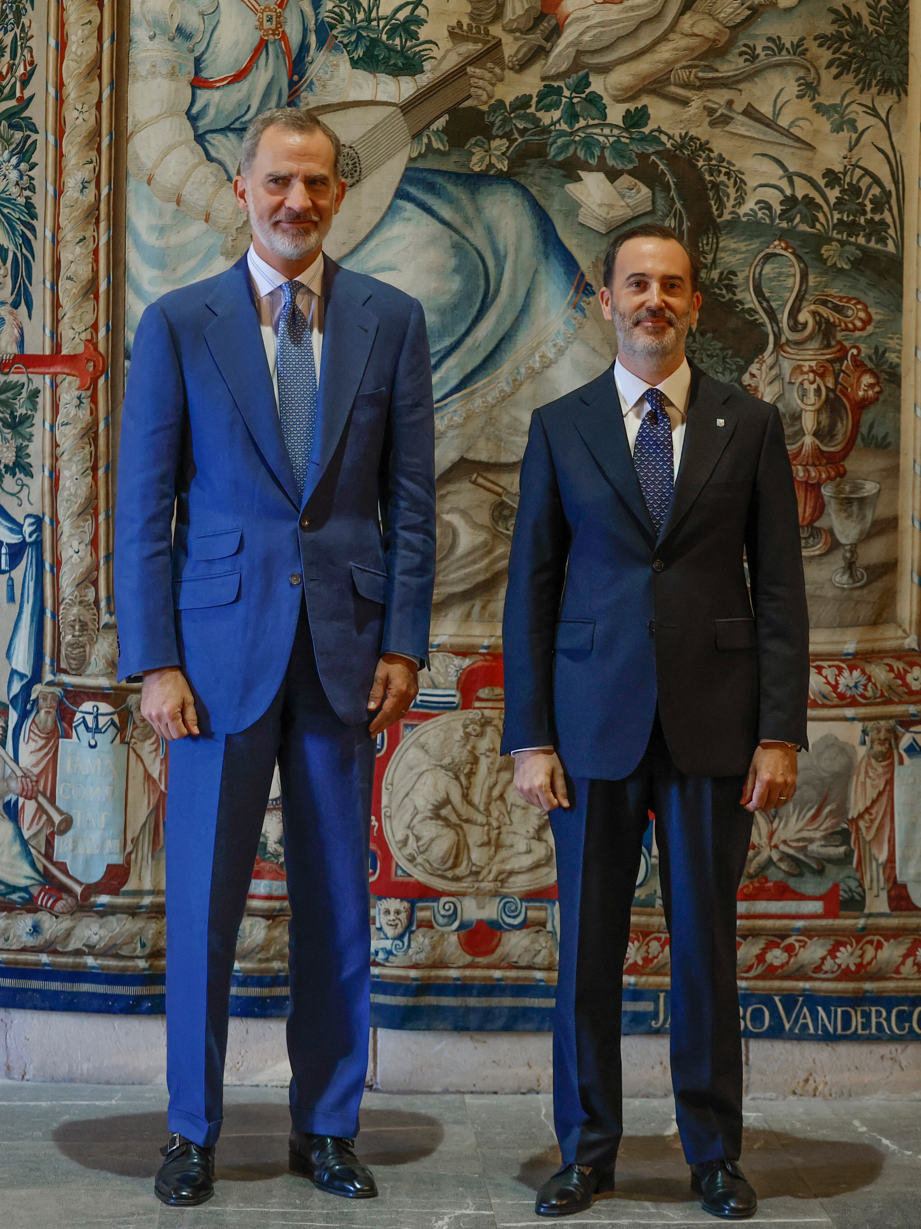 PALMA, 27/07/2023.- El rey Felipe VI (i) recibe en audiencia al presidente del Parlamento balear, Gabriel Lesenne y Presedo (d), en el Palacio de la Almudaina en Palma de Mallorca, este jueves. EFE/ Ballesteros
