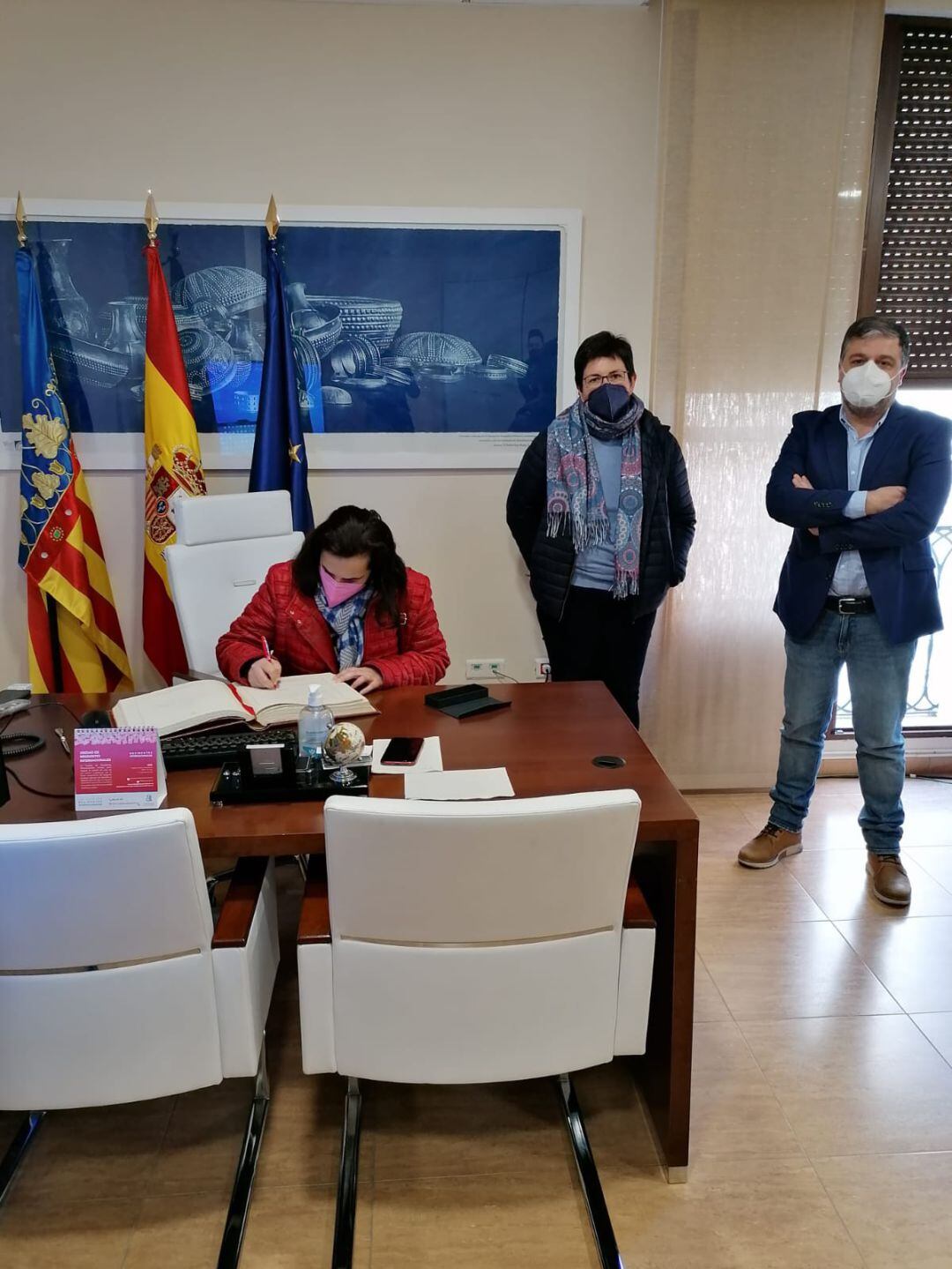 Firma en el libro de honor del Ayuntamiento