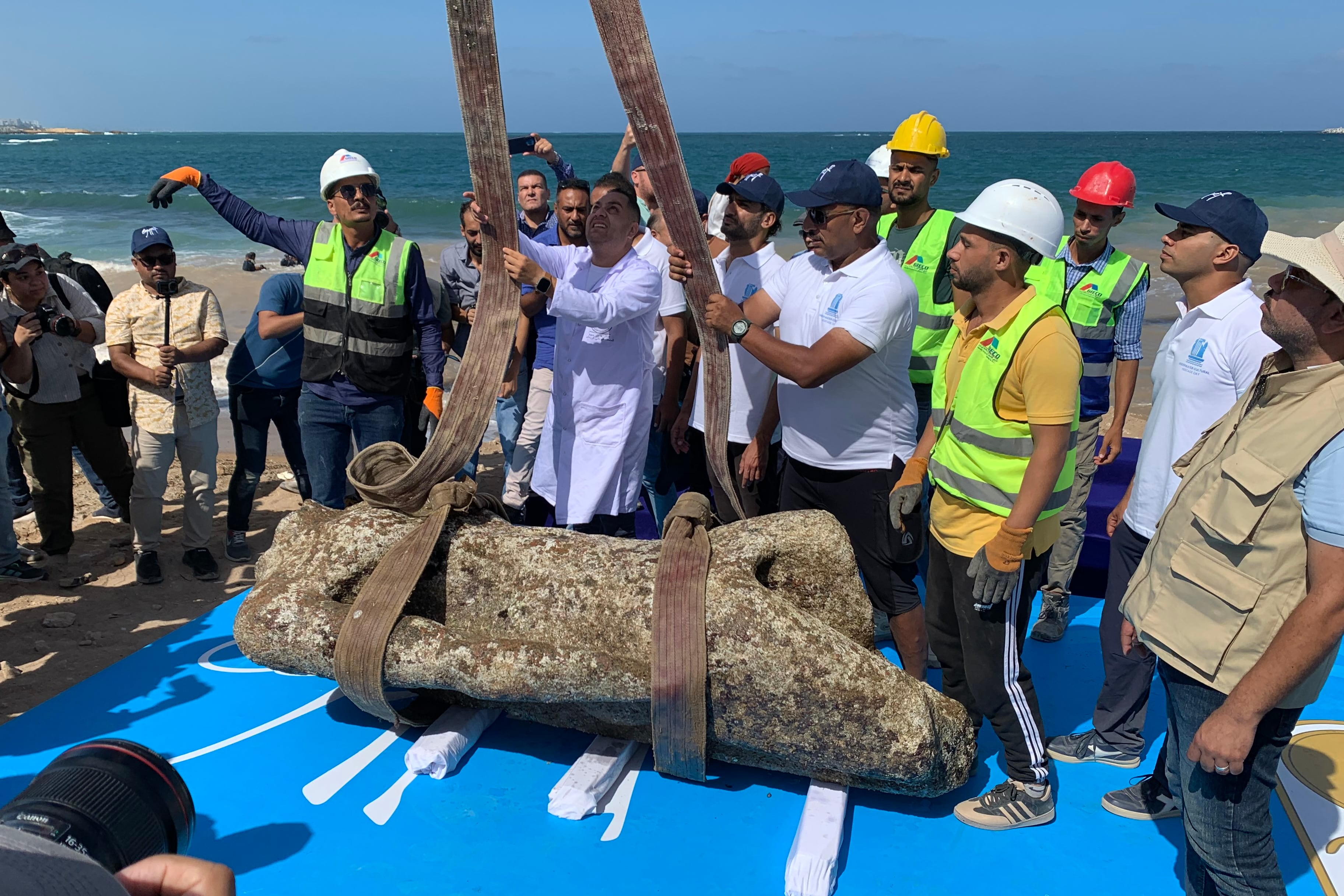 Egipto presentó este jueves los restos de una ciudad sumergida frente a la costa de Alejandría, un conjunto monumental de más de dos milenios de antigüedad que incluye templos, viviendas, depósitos de agua, estanques para peces y un muelle de 125 metros.
