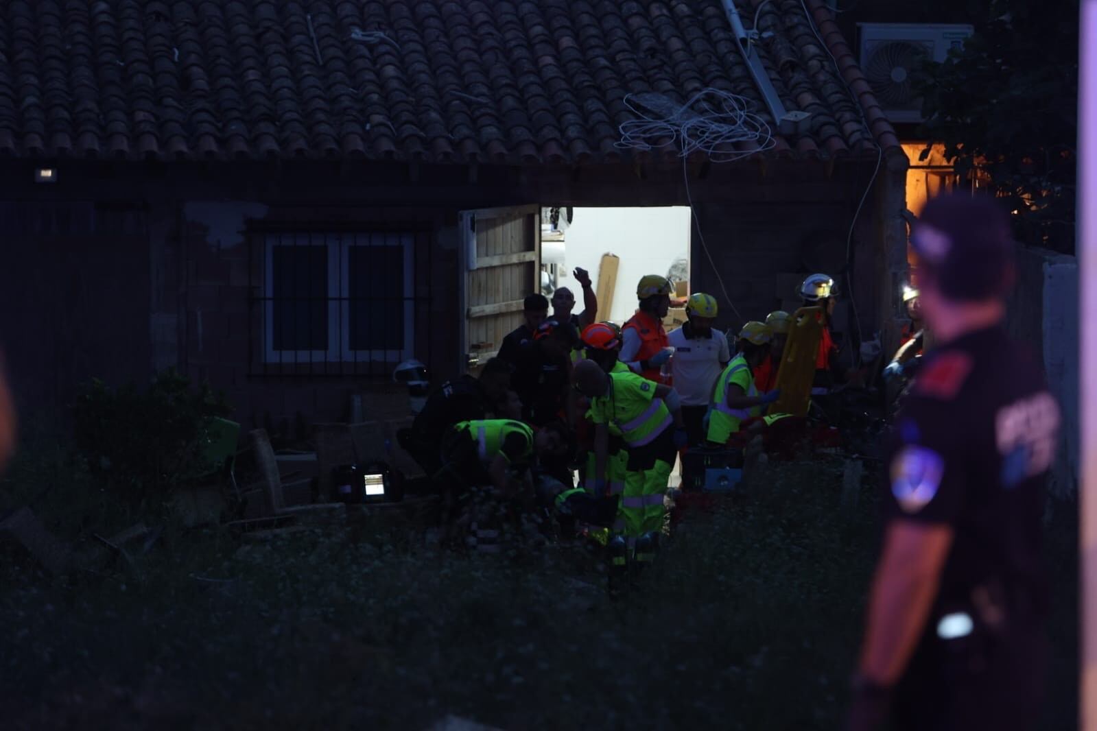 Servicios de rescate y sanitarios atienden a las víctimas y buscan a los atrapados del derrumbe de un restaurante en Playa de Palma este jueves