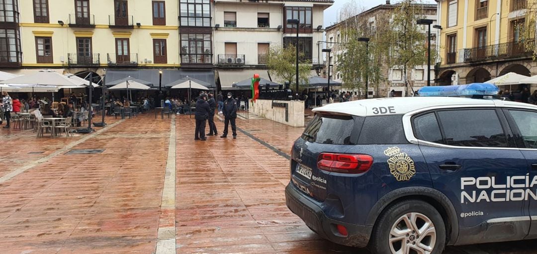 Un coche de la Policía Nacional en Torrelavega. Imagen de archivo.