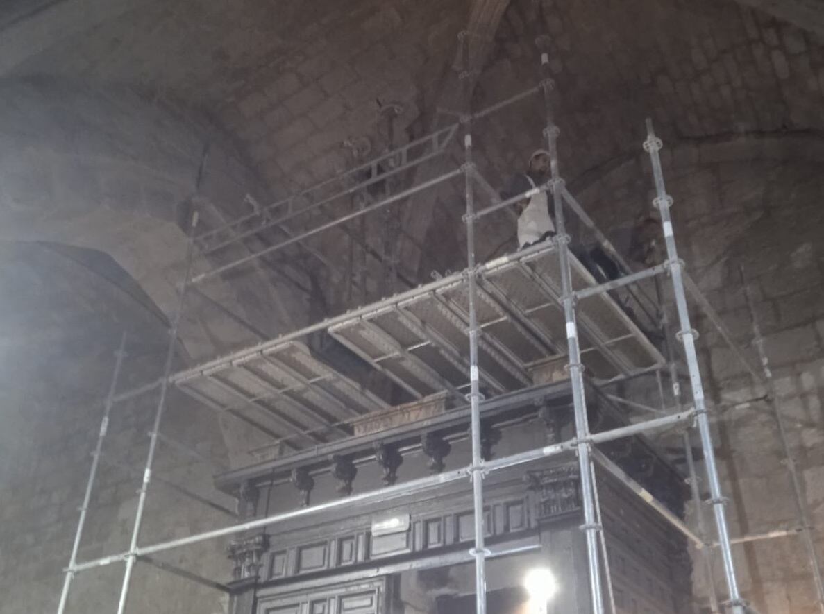 Un desprendimiento en el interior de la Iglesia de San Miguel obliga a cerrar la puerta de acceso principal