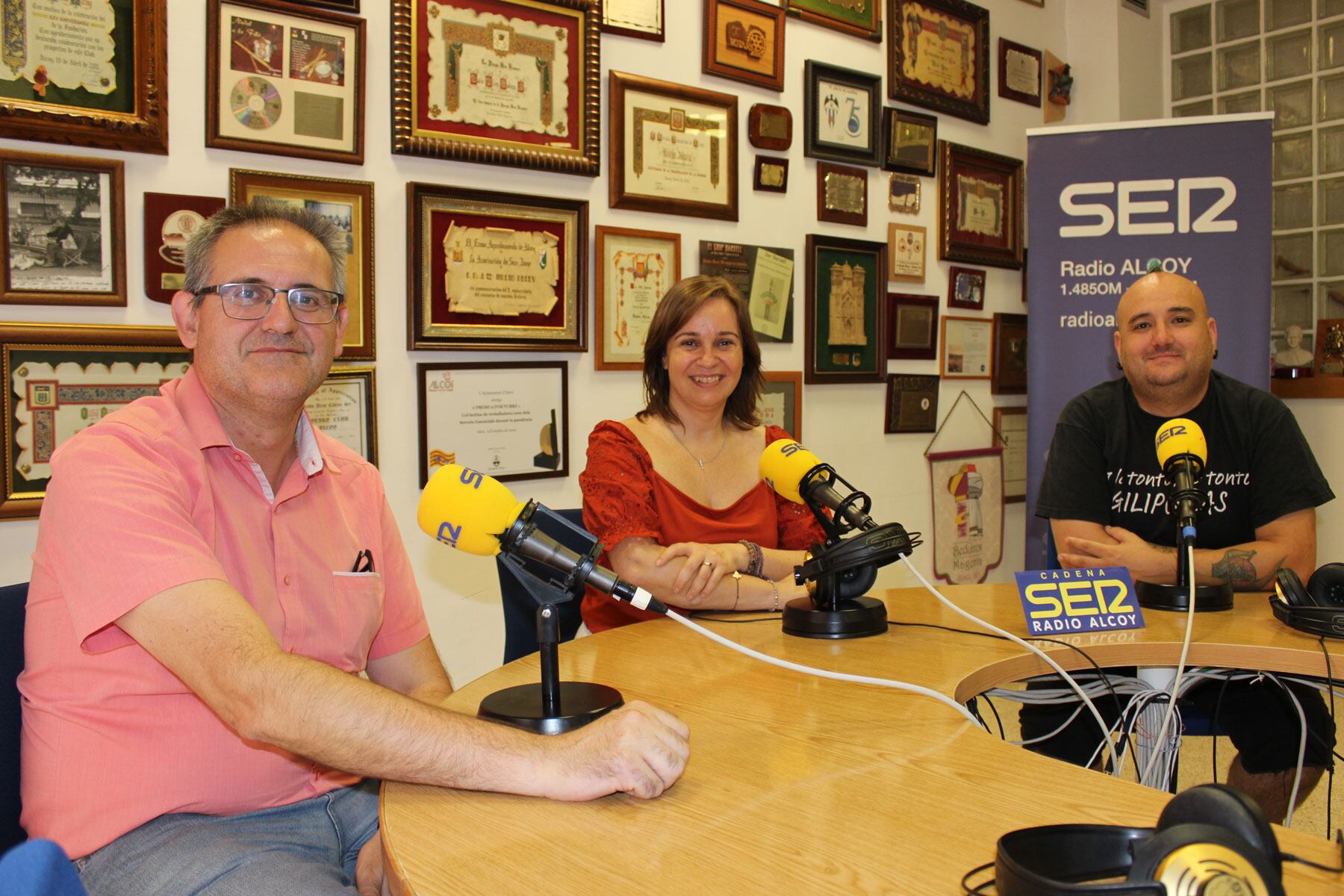 Ricardo Mira, Isabel López i Jony Gras, en el estudi central de Radio Alcoy