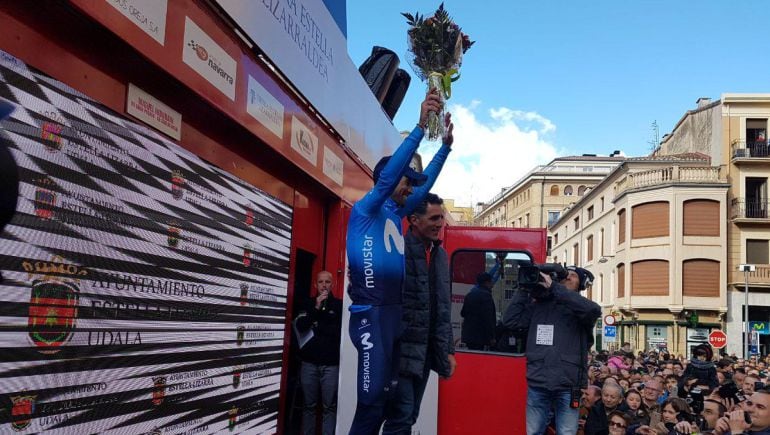 Valverde celebra una de sus victorias junto a Miguel Indurain en el podio de Estella