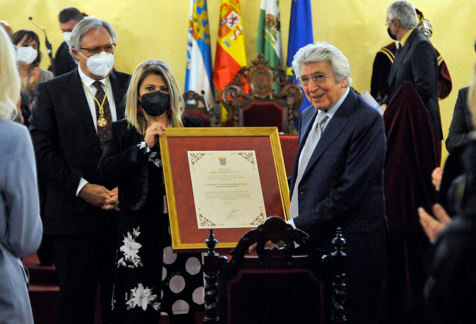 Manuel Alejandro recibiendo el título de Hijo Predilecto de Jerez