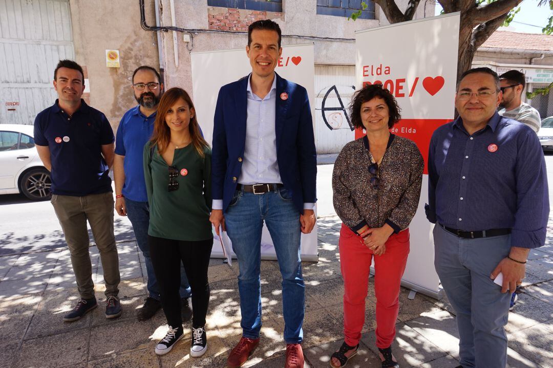 El candidato a la alcaldía de Elda por el PSOE en el centro junto a su equipo de candidatura