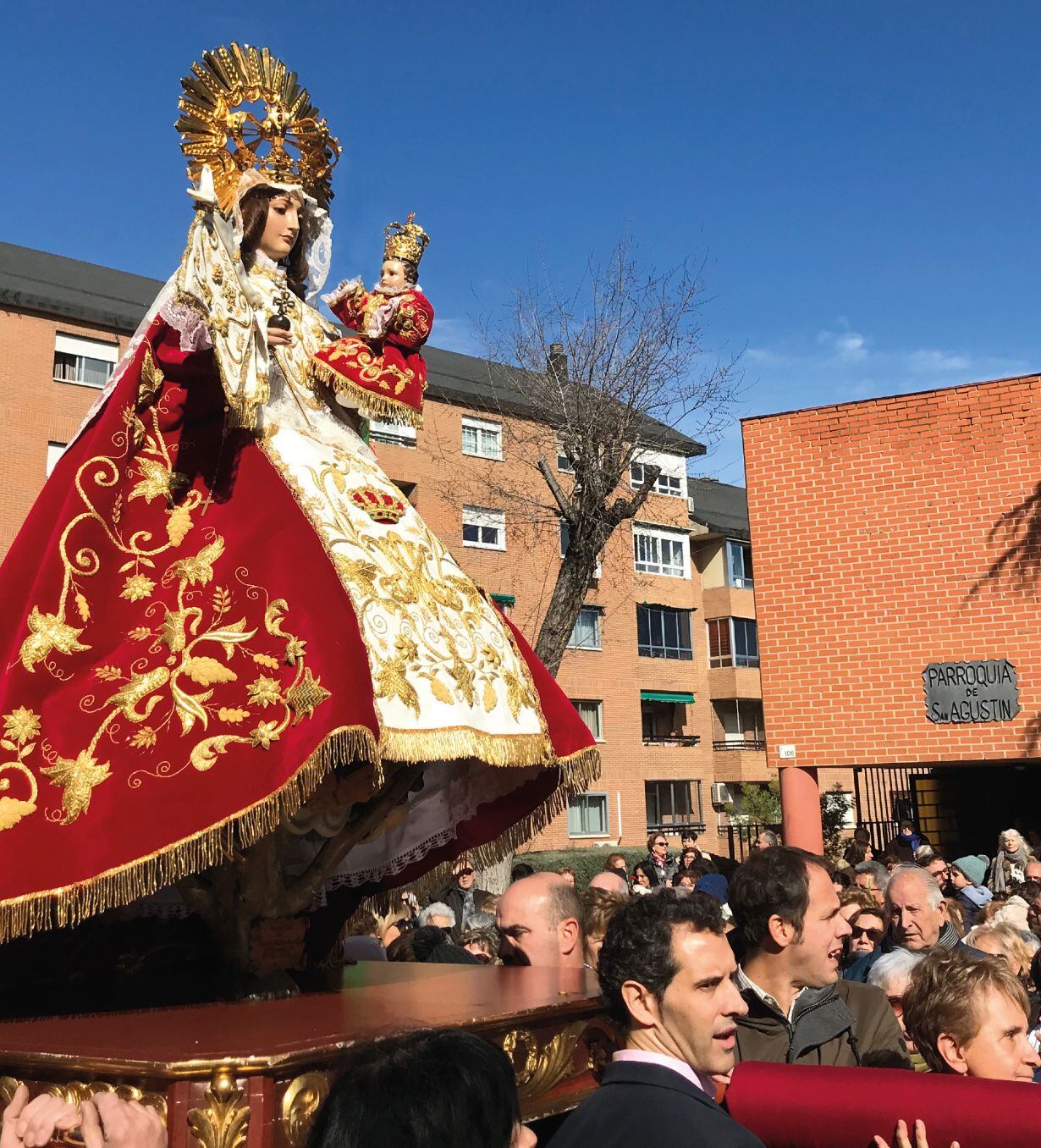 Traslado en procesión a la Virgen de La Paz de Alcobendas