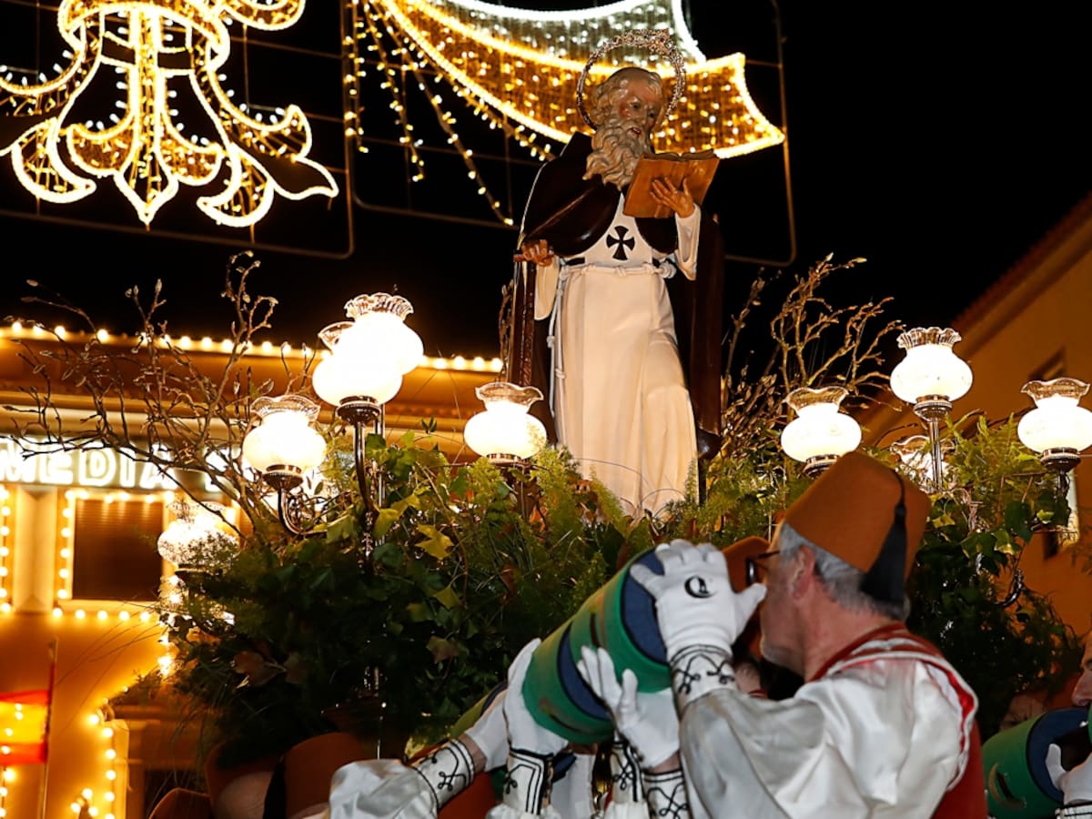 Los eldenses se reencuentran con San Antón por Media Fiesta