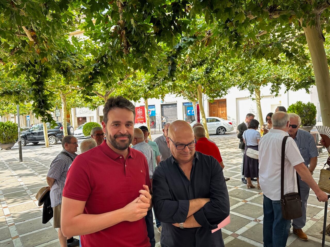 Juan Francisco Serrano y Manuel Fernández conversan con pensionistas en Jaén.